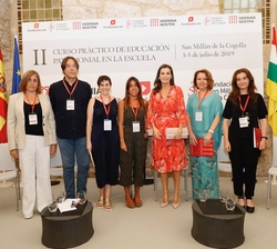 Fotografía de grupo de Su Majestad la Reina con los participantes en la mesa del seminario